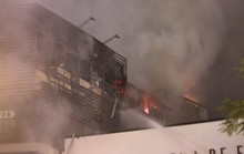 Nhà 5 tầng bất ngờ cháy lớn trong đêm