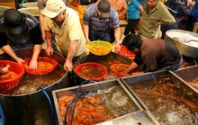 Nhộn nhịp mua cá chép lúc nửa đêm ở chợ lớn nhất Sài Gòn