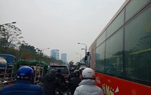 Ngỡ ngàng cảnh bến xe Hà Nội cận Tết vắng như chùa Bà Đanh