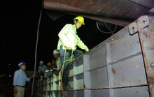 Tất bật công trường đêm cận Tết