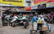 TP HCM: Nhiều bãi giữ xe vẫn trơ gan trên vỉa hè