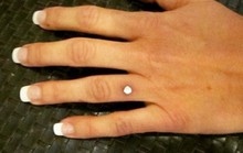 Rộ mốt bấm kim cương lên tay thay nhẫn cưới