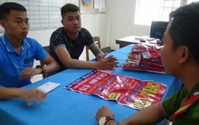 Lén lút treo quảng cáo trong đêm, 2 thanh niên bị xử