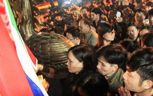Biển người cố chen lấn, “cướp lộc” đêm khai ấn đền Trần