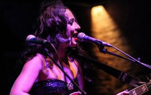 Lindi Ortega đủ sức chiến đấu bệnh mặc cảm ngoại hình nhờ âm nhạc