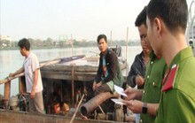 Bắt 5 đò hút cát lậu trên sông Hương