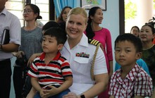 Thủy thủ tàu sân bay Mỹ giao lưu cảm động với làng trẻ em SOS Đà Nẵng
