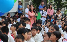 Từ vụ giáo viên quỳ gối: Tước đoạt quyền giáo dục học sinh