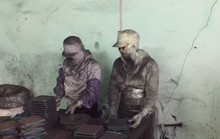 Bắt 1 giám đốc trong ổ nhóm sản xuất Vinaca ung thư từ bột than tre