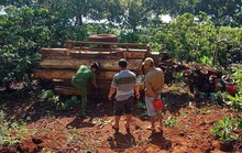 Lật xe máy cày chở đầy gỗ, 3 người thương vong