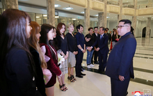 Vợ chồng ông Kim Jong-un vỗ tay tán thưởng nghệ sĩ Hàn Quốc