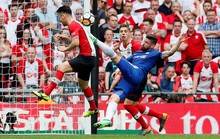 Giroud làm xiếc, Conte hẹn hò Mourinho ở chung kết FA Cup