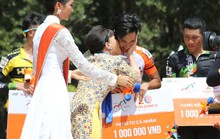 Nghệ sĩ Việt Hương hôn tay đua thắng chặng ngay Đất Mũi