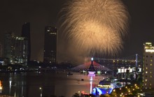 Pháo hoa rực sáng trên sông Hàn