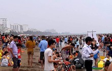 Biển người” vẫn đổ về Sầm Sơn tắm biển ngày nghỉ lễ