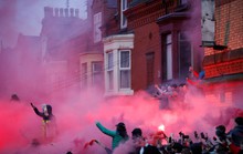 Fan Liverpool ăn mừng trận thắng Man City như thể vô địch