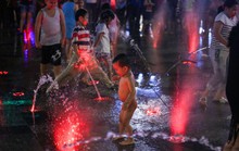 Nhức mắt với cảnh “tắm tiên” giải nhiệt trên phố đi bộ Nguyễn Huệ