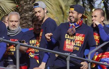 Barcelona diễu hành mừng vô địch, khoe hai cúp tại Catalonia