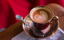Mẹ bầu dùng caffeine: ảnh hưởng con nhiều năm sau