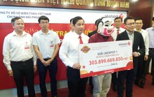 Người trúng Vietlott 304 tỉ đồng tặng 200 triệu đồng cho 2 hiệp sĩ bị sát hại