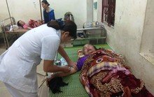 Ngồi trong nhà, 4 người bất ngờ bị sét đánh nhập viện