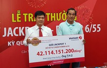 Khách hàng chia sẻ lý do không đeo mặt nạ nhận thưởng hơn 42 tỉ đồng