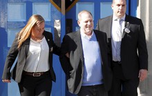Bị tố hiếp dâm, ông trùm Hollywood Harvey Weinstein đầu thú
