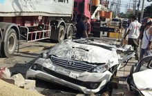 Bị xe tải 18 bánh đè trúng, tài xế xe hơi thoát chết kỳ diệu