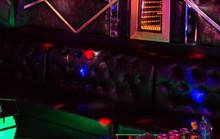 Tiệc sinh nhật của quý bà khiến nam tiếp viên karaoke tái mặt