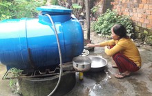 Thiếu nước sạch cả tháng trời, người dân khốn đốn