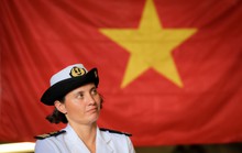Nữ thuyền trưởng chỉ huy tàu chiến tàng hình Pháp thăm TP HCM