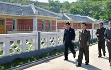 Tới Singapore, ông Kim Jong-un để lại cánh tay phải ở nhà