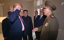 Hình ảnh ông Trump chào tướng Triều Tiên theo kiểu nhà binh gây ngỡ ngàng