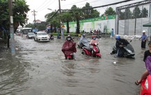 TP HCM: Đường ngập nặng, giao thông hỗn loạn sau 1 trận mưa