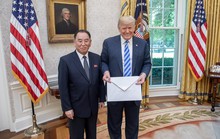Soi bức thư khổng lồ ông Kim gửi ông Trump