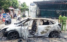Lùi qua đống rác đang cháy, xế hộp cháy trơ khung