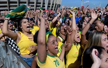 Brazil thắng nhọc: 6 phút sau, cửa mở