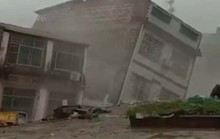 Khủng khiếp cảnh nhà 6 tầng bị mưa lũ kéo đổ trong chớp mắt ở Trung Quốc