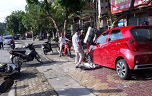 Xế hộp đột ngột tăng tốc, tông bay xe máy, gãy cột điện