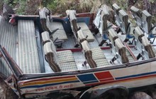 Xe buýt lao xuống vực tung cả nóc, ít nhất 44 người thiệt mạng