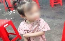 Bé gái 2 tuổi mất tích bí ẩn khi chơi trước sân nhà