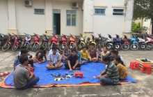 Tạm giữ 8 phụ nữ cùng đàn ông trốn vào rừng đánh bạc