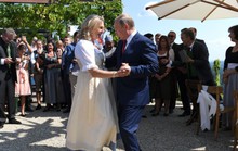 Nữ bộ trưởng Áo gây tranh cãi vì khuỵu gối chào ông Putin