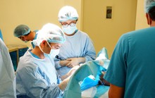 Cám cảnh bé 2 tháng tuổi đã cắt bỏ đoạn ruột, mắc nhiều bệnh bẩm sinh