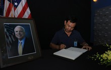 Người dân đến viếng ghi gì trong sổ tang Thượng nghị sĩ  John McCain?