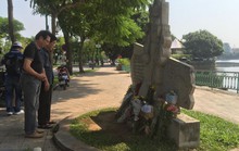 Người dân mang hoa tới “bia” bên hồ Trúc Bạch tưởng niệm TNS McCain