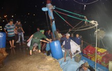 Tàu chìm, 10 ngư dân thoát chết trong gang tấc