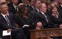 Ông Bush chia kẹo cho bà Obama trong lễ tang TNS McCain