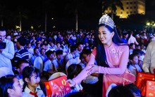 Hoa hậu Trần Tiểu Vy vui trung thu cùng trẻ em Quảng Nam