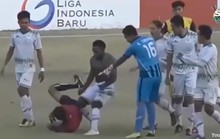 Trọng tài bị đá gục trên sân, bóng đá Indonesia hỗn loạn